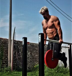 Allenamento streetlifting all'aria aperta