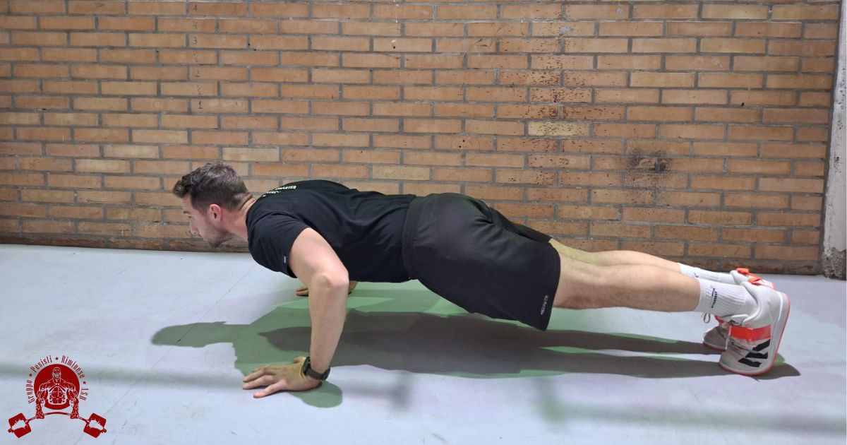 Allenamento plank sulle braccia da fare a casa