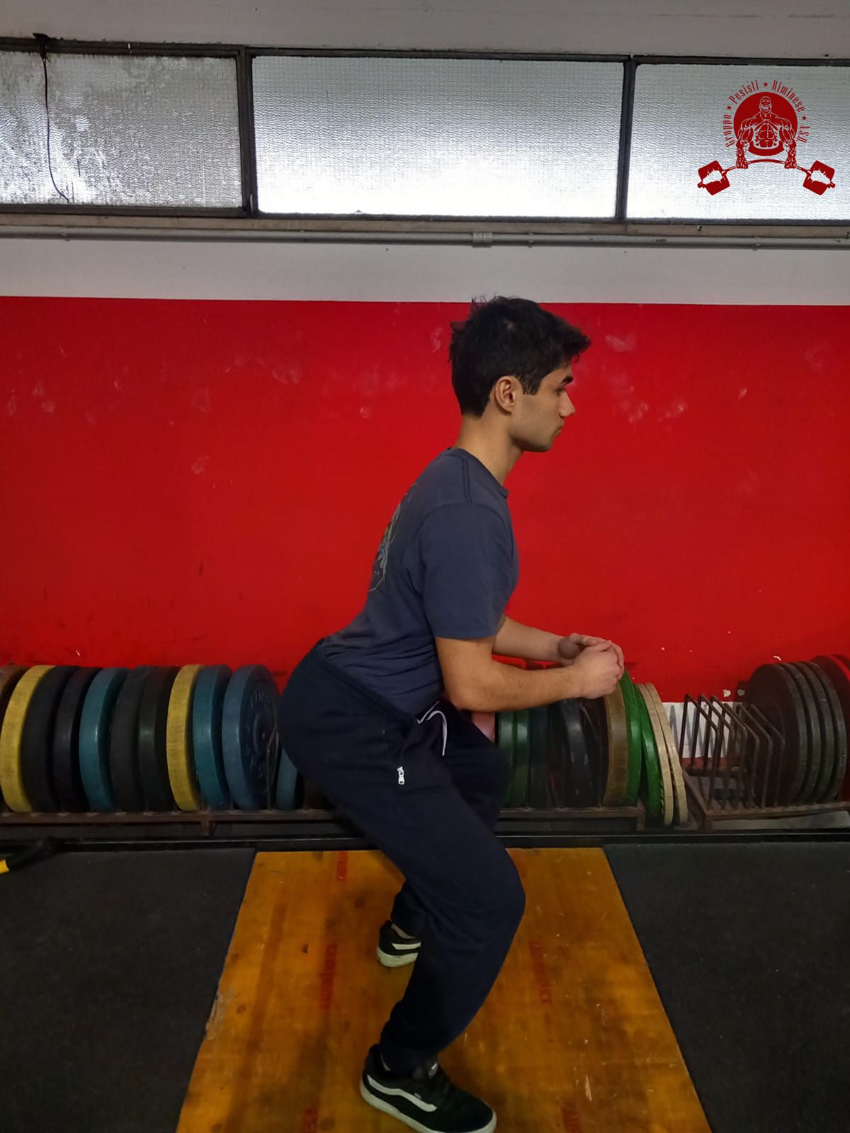 Atleta che si accinge ad eseguire un air squat