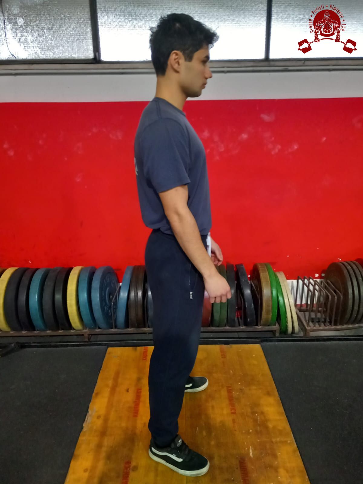 Atleta in posizione di partenza prima di un air squat