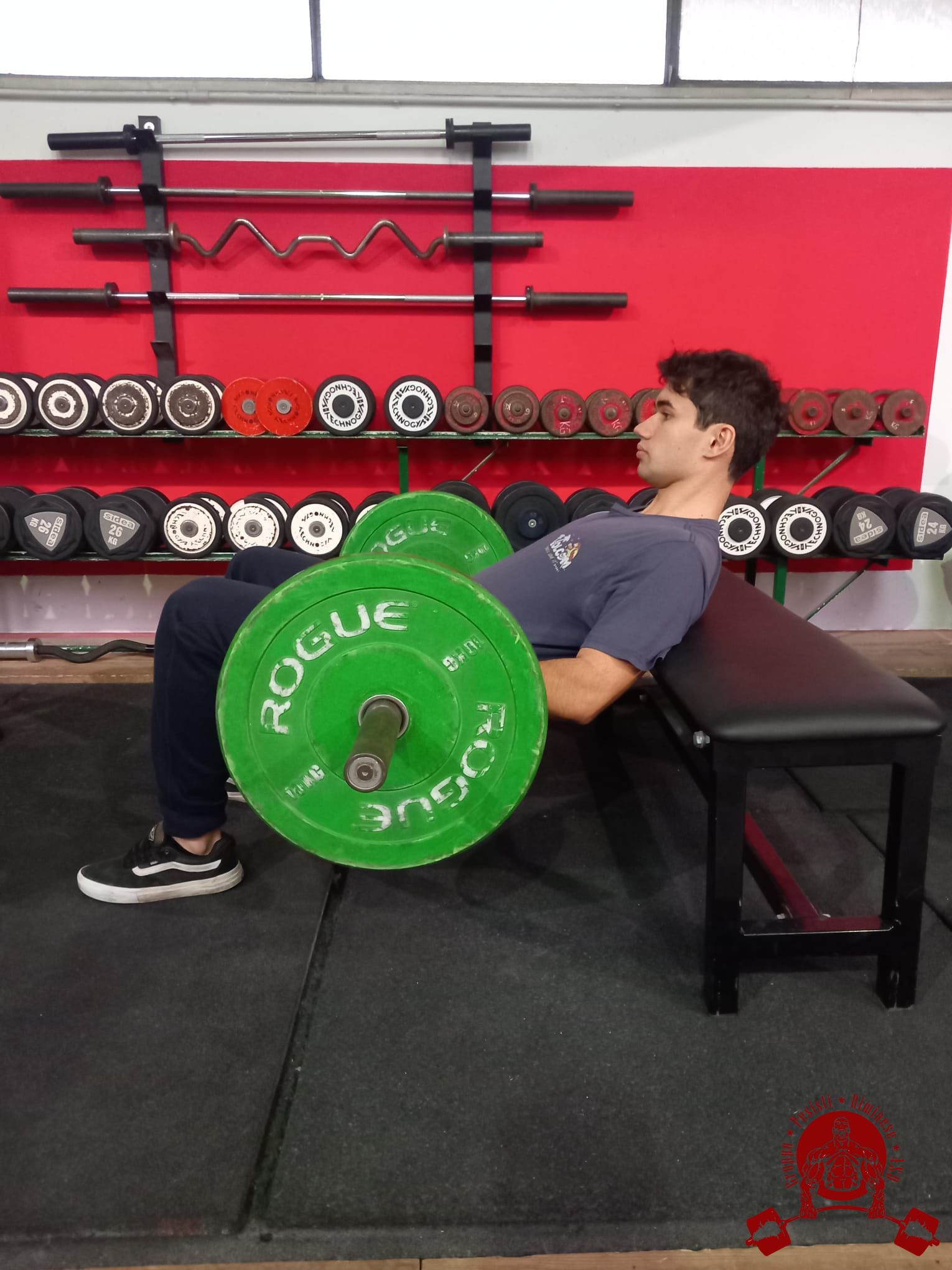 Atleta durante l'esecuzione dell'hip thrust