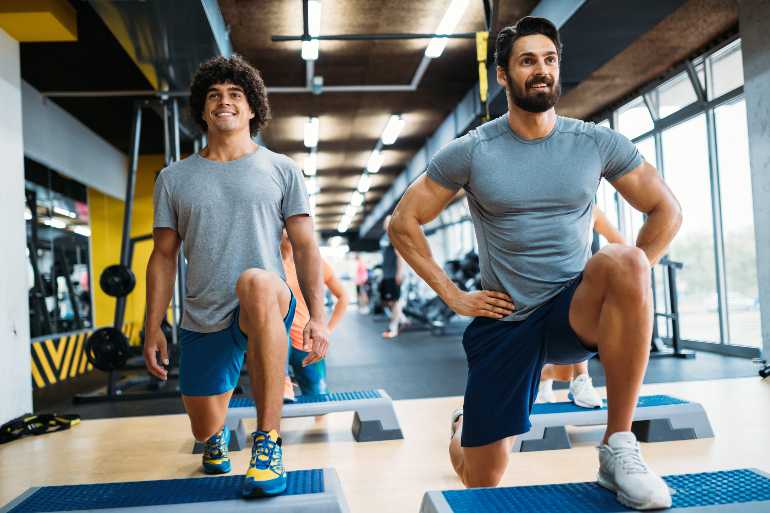 Ragazzi eseguono affondi come esercizi per i glutei uomo