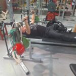 Atleta che si allena alla panca paralimpica