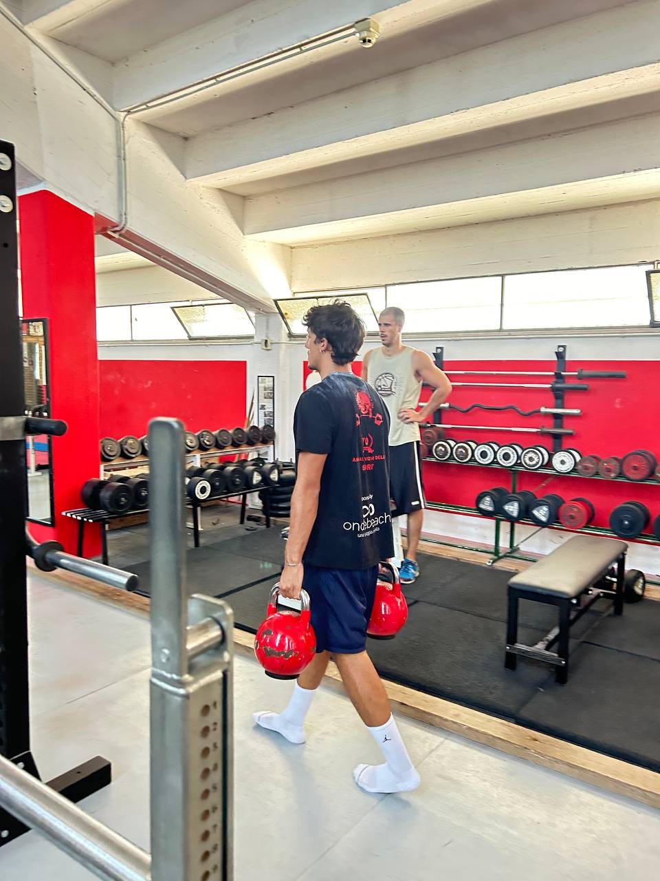 Atleta del Gruppo Pesisti Riminese mentre esegue il Farmer Walk